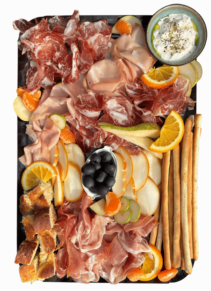 plateau traiteur livré à montpellier. jambon de parme, scamorza, coppa