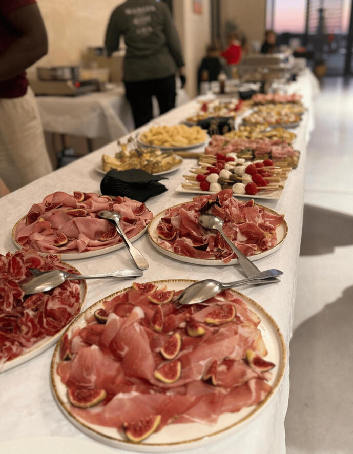 Notre plateau tartufo Voici notre plateau tartufo, vous y trouverez en autres jambon à la truffe, mortadelle à la truffe, pecorino à la truffe ainsi que des copeaux de truffe fraiche.
